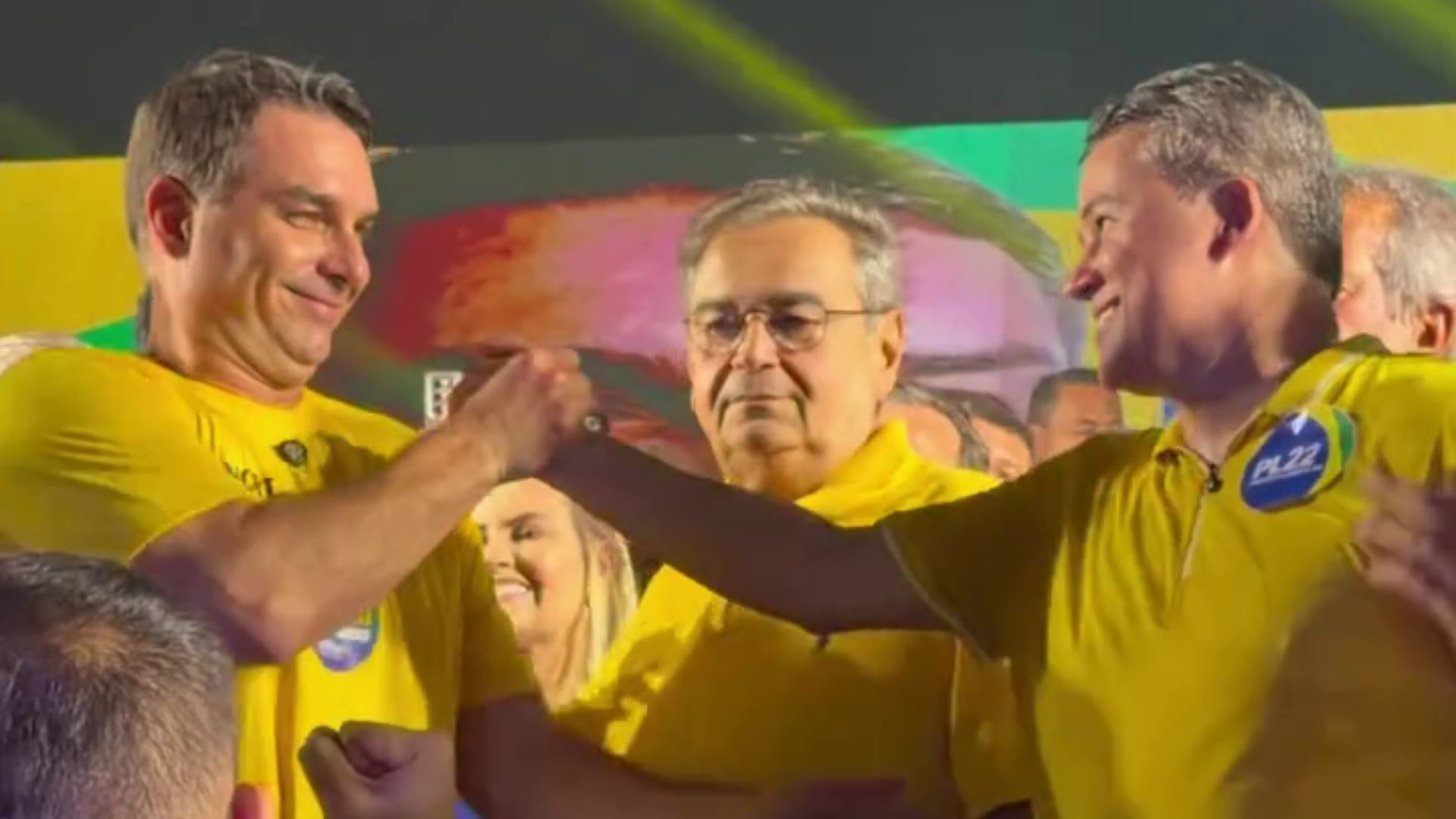 Com presença de Flávio Bolsonaro, Efraim Filho se filia ao PL e mira nas Eleições 2026