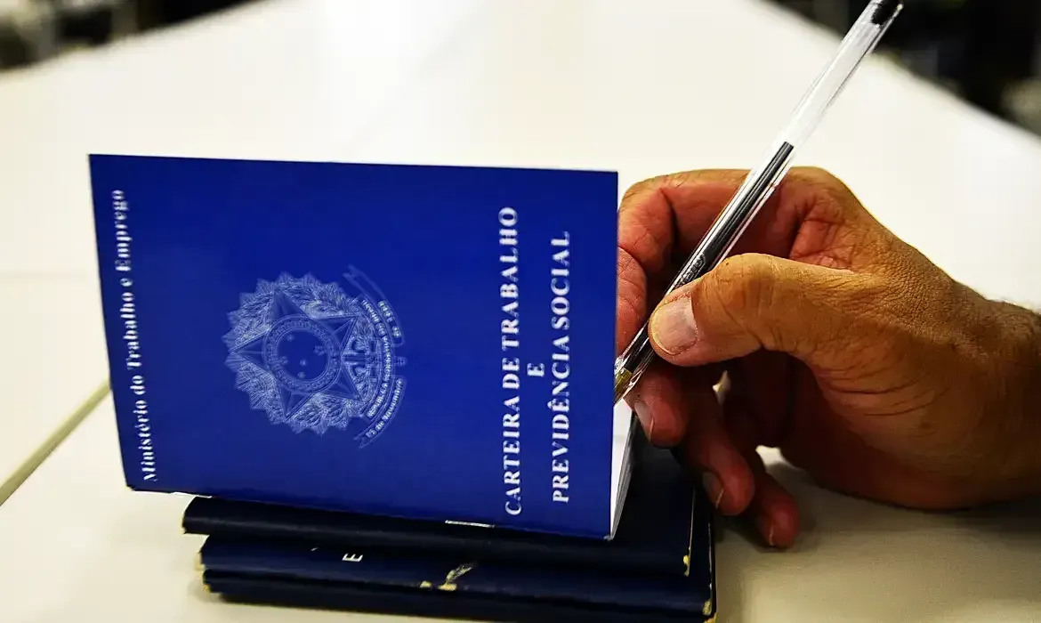 Quaest: Cai para 68% número de brasileiros a favor do fim da escala 6×1
