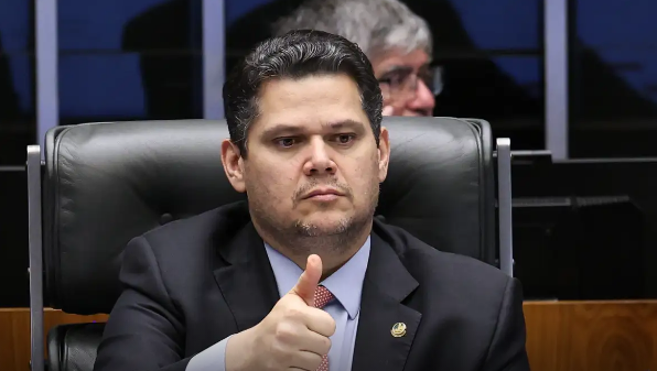 Alcolumbre quer alterar PEC, e fim da escala 6×1 pode ficar para depois da eleição