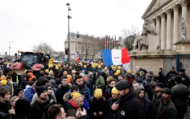 Agricultores-protestam-em-frente-a-Assembleia-Nacional-da-Franca-em-Paris