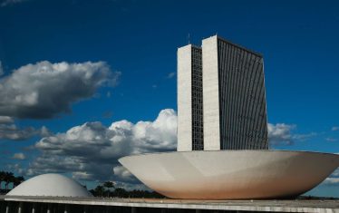 A cúpula menor, voltada para baixo, abriga o Plenário do Senado Federal. A cúpula maior, voltada para cima, abriga o Plenário da Câmara dos Deputados.