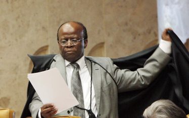 O relator do processo, ministro Joaquim Barbosa, prossegue a leitura de seu voto com relação ao item V da denúncia. Foto: Carlos Humberto/SCO/STF (03/09/2012)