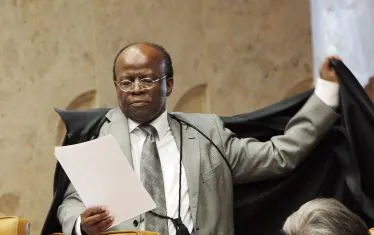 O relator do processo, ministro Joaquim Barbosa, prossegue a leitura de seu voto com relação ao item V da denúncia. Foto: Carlos Humberto/SCO/STF (03/09/2012)